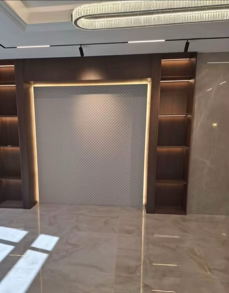 مدخل بإطار خشبي وإضاءة ذهبية مخفية