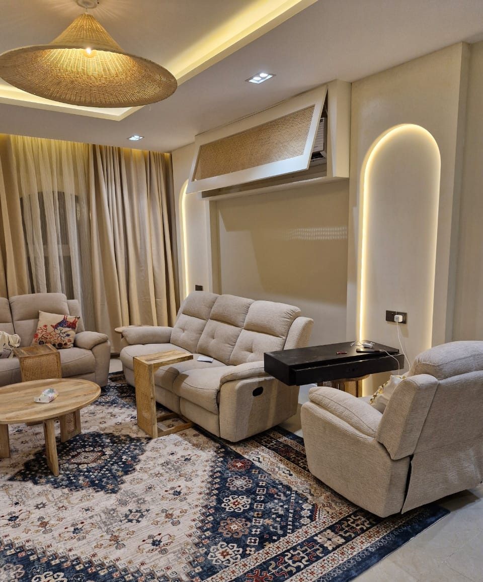 مجلس منزلي بسجاد وأثاث وإضاءة